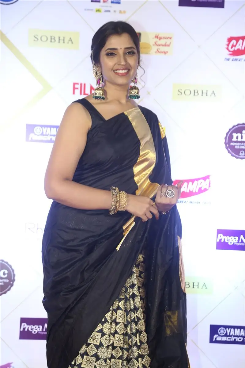 Telugu Tv Anchor Syamala in Sleeveless Black Saree